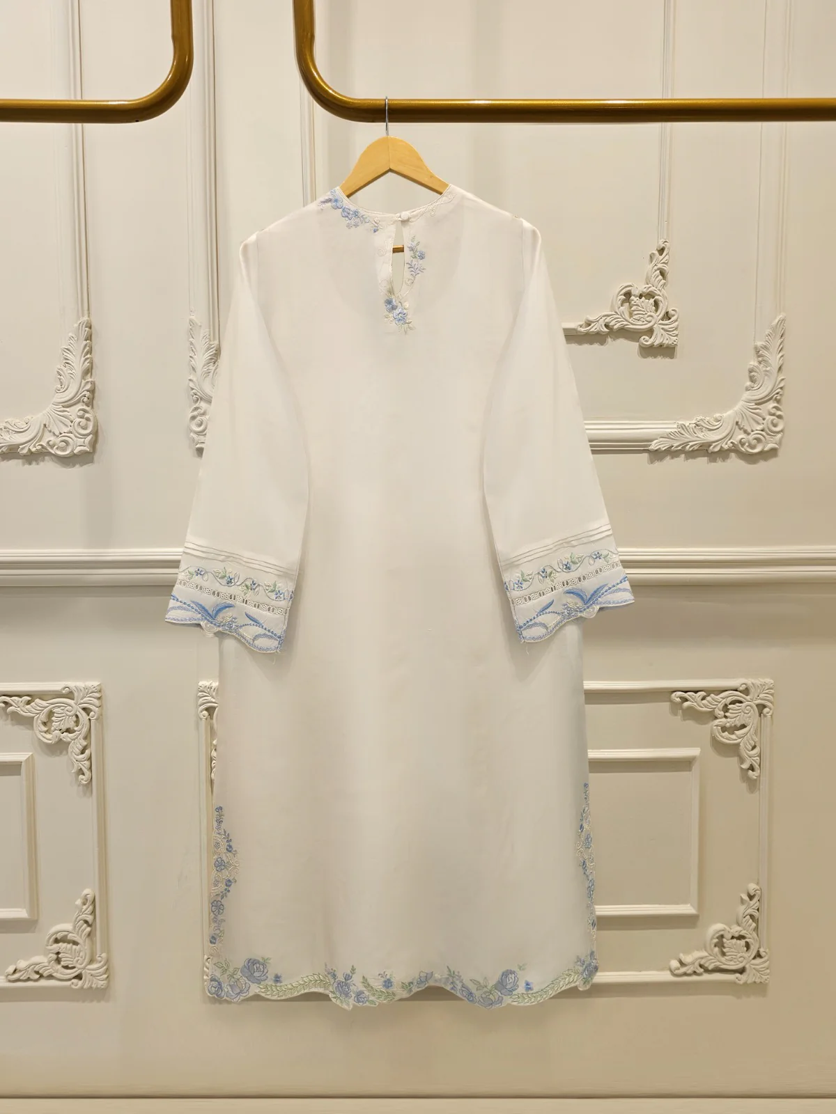 3 Piece- Pure Sheesha Silk Embroidered Suit S113782 - Image 5